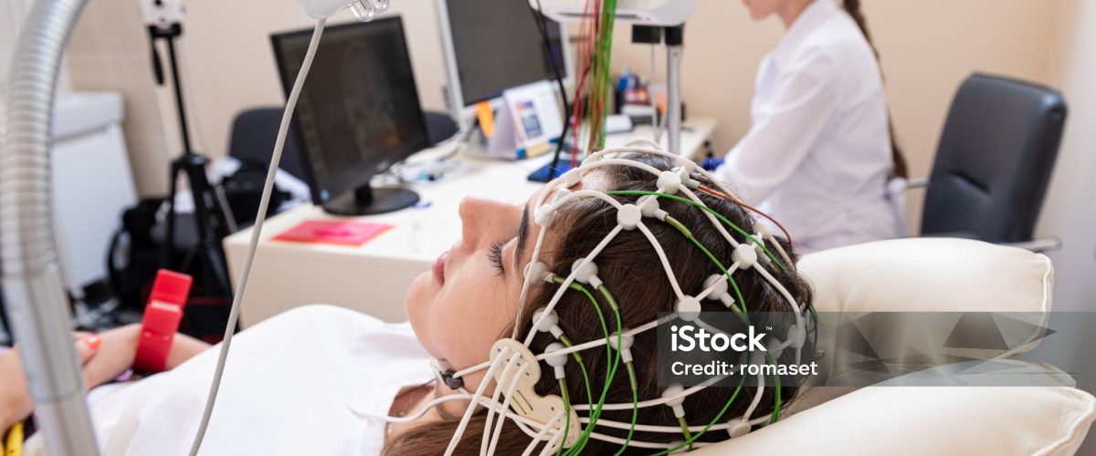 imgi 42 test cérébral du patient utilisant lencéphalographie au centre médical